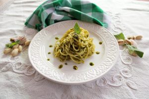 espaguetis con pesto de pistacho